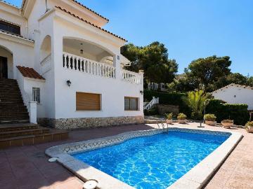 Chalet en venta en calle Picasso, Cubelles, de 210 m² 4 habitaciones por 459.000