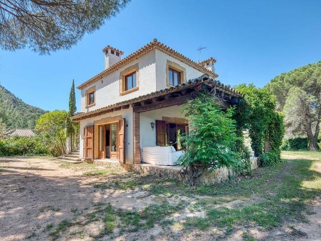 Chalet en venta en calle Pirineos, Santa Cristina d´Aro, de 277 m² 4 habitaciones por 740.000