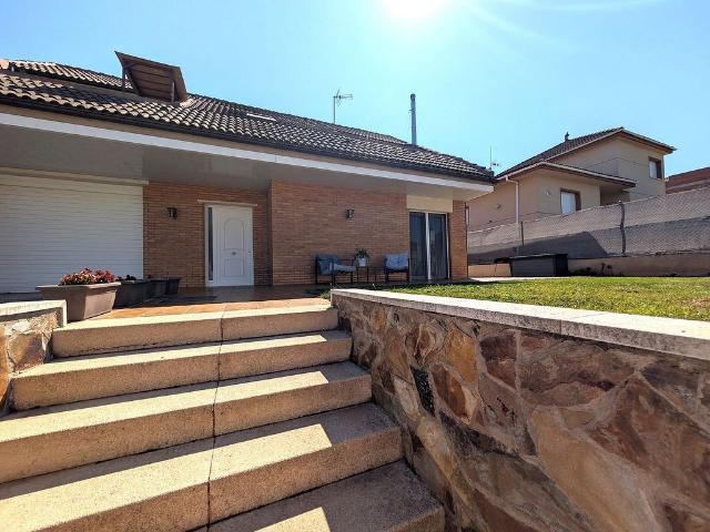 Chalet en venta en calle Pla de la Vila, Fonollosa, de 244 m² 5 habitaciones por 399.000