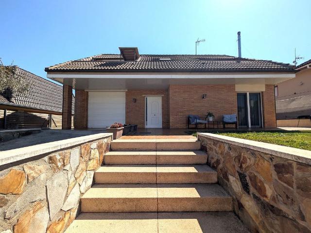 Chalet en venta en calle Pla de la Vila, Fonollosa, de 244 m² 5 habitaciones por 399.000