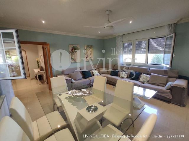 Chalet en venta en calle Pr VI As Vellas, Bell Lloc d´Urgell, de 200 m² 5 habitaciones por 535.000
