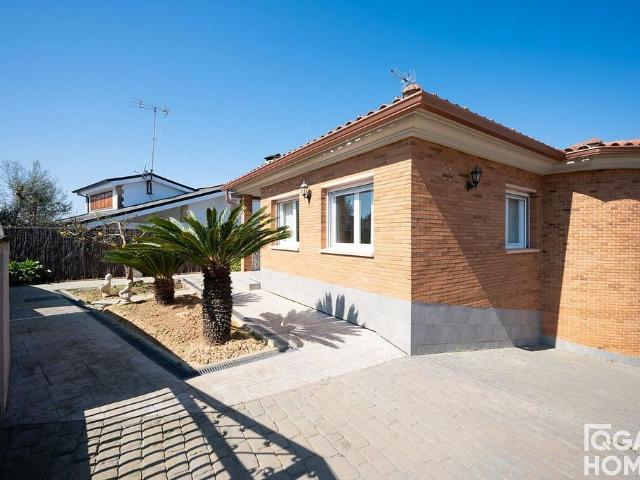 Chalet en venta en calle Priorat, Sant Cugat del Vallès, de 174 m² 2 habitaciones por 549.000
