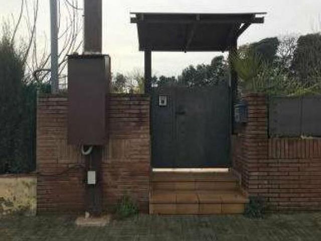 Chalet en venta en calle Puigmal, Roca del Vallès, la, de 183 m² 1 habitación por 269.000