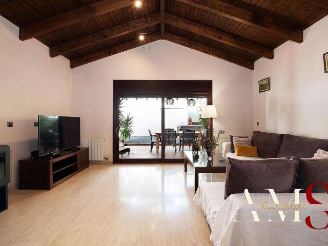 Chalet en venta en calle Rascler, Begues, de 292 m² 3 habitaciones por 698.000