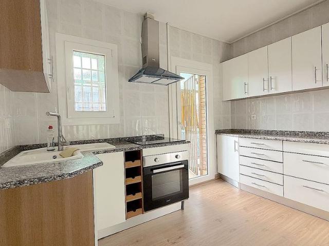 Chalet en venta en calle Riu Llobregat, Vallirana, de 390 m² 3 habitaciones por 329.000