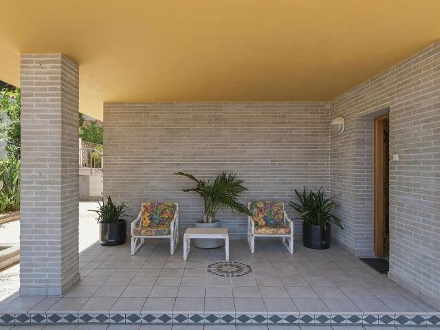Chalet en venta en calle Ripolles, Blanes, de 385 m² 5 habitaciones por 780.000