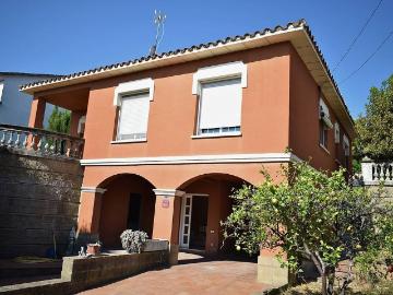 Chalet en venta en calle Ripollès, Lliçà de Vall, de 238 m² 4 habitaciones por 399.000