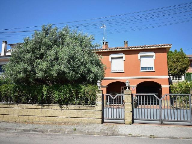 Chalet en venta en calle Ripollès, Lliçà de Vall, de 238 m² 4 habitaciones por 399.000