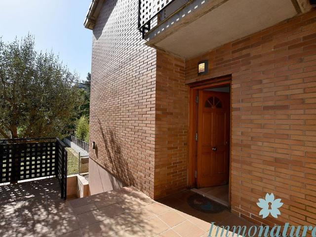 Chalet en venta en calle, Torrelles de Llobregat, de 250 m² 5 habitaciones por 455.000