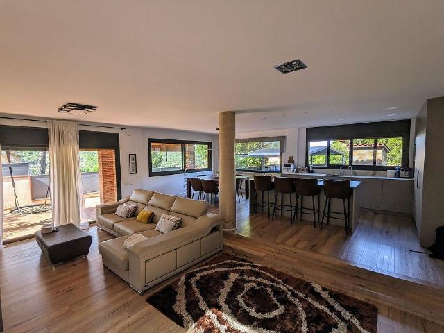 Chalet en venta en calle, Torrelles de Llobregat, de 250 m² 5 habitaciones por 785.000