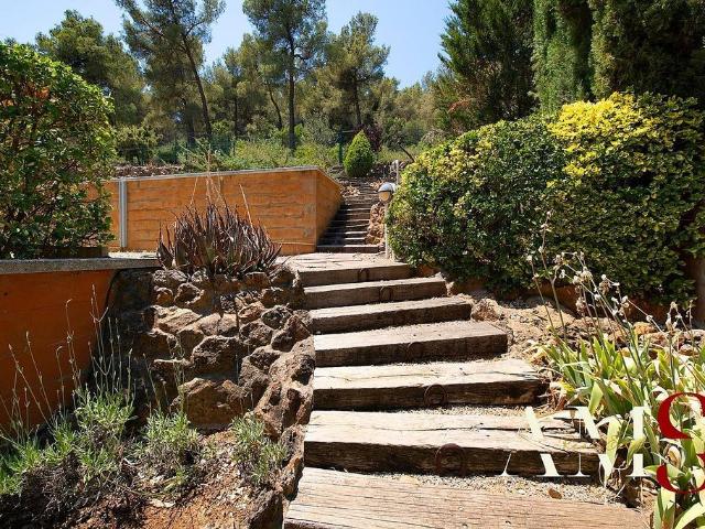 Chalet en venta en calle Túria, Begues, de 281 m² 5 habitaciones por 549.000