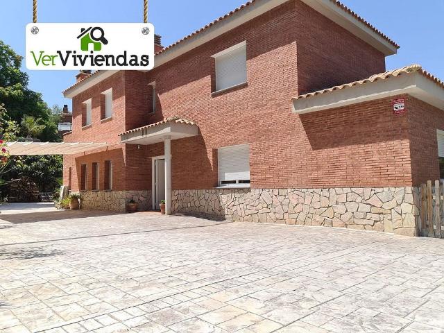 Chalet en venta en calle Vallés, Cervelló, de 320 m² 5 habitaciones por 595.000