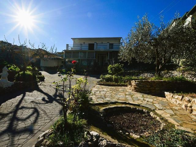 Chalet en venta en calle Velázquez, Cubelles, de 155 m² 5 habitaciones por 285.000