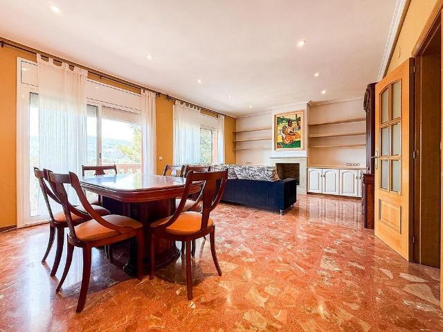 Chalet en venta en calle Venècia, Vallirana, de 270 m² 4 habitaciones por 450.000