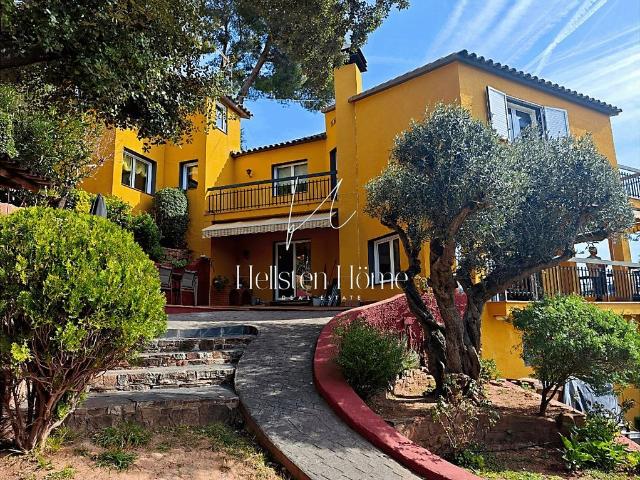 Chalet en venta en calle VI Bella Vista, Pallejà, de 262 m² 5 habitaciones por 539.000