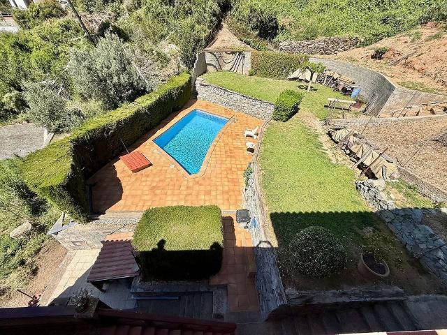 Chalet en venta en calle Vinyes de Les, Torrelles de Llobregat, de 242 m² 3 habitaciones por 640.000