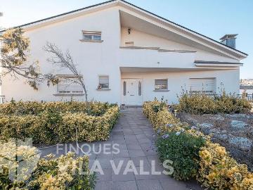 Chalet en venta en calle Xiprer, Caldes de Montbui, de 320 m² 6 habitaciones por 460.000