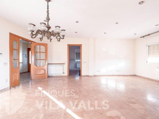 Chalet en venta en calle Xiprer, Caldes de Montbui, de 320 m² 6 habitaciones por 460.000