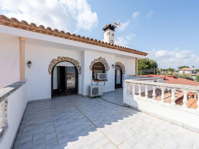 Chalet en venta en calle Zamora de, Mont Roig del Camp, de 200 m² 3 habitaciones por 329.000