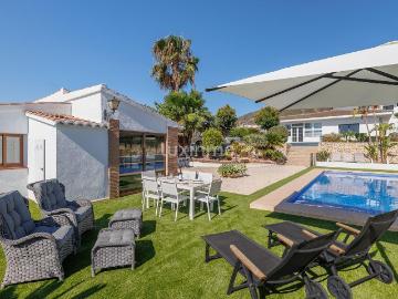 Chalet en venta en Calp, Benicolada Las Adelfas. Lujosa villa con impresionantes vistas al mar y a la montaña en Calpe. Chalets.