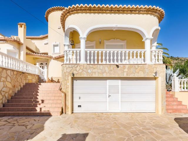 Chalet en venta en Calp, Canuta. Amplia casa reformada con vistas al mar en Calpe. Chalets.