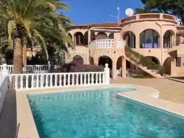 Chalet en venta en Calp, Canuta. Villa mediterránea con piscina y gran garaje en Urbanización La Canuta. Chalets.