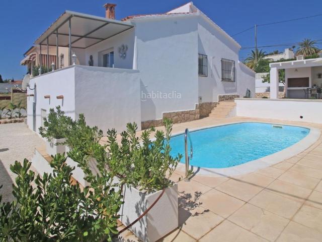 Chalet en venta en Calp, Cometa. Atractiva Casa de Una Sola Planta en Urbanización Soleada con Vistas al Mar. Chalets.
