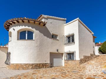 Chalet en venta en Calp, Marisol Park Ortembach Los Almendros. Calpe Villa en una ubicación residencial privilegiada con vistas al mar y apartamento de invitados. Chalets.