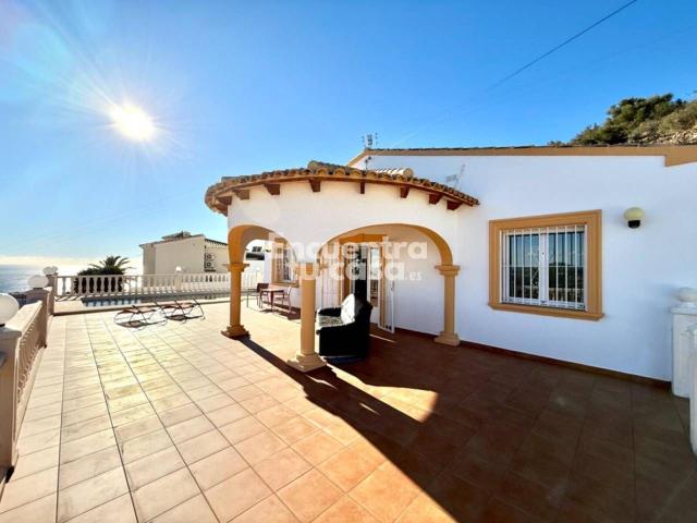 Chalet en venta en Calp, Oltamar Cucarres. Casa independiente de 4 dormitorios con vistas al mar, placas solares y gran parcela en Calpe Zona Cucarres. Chalets.