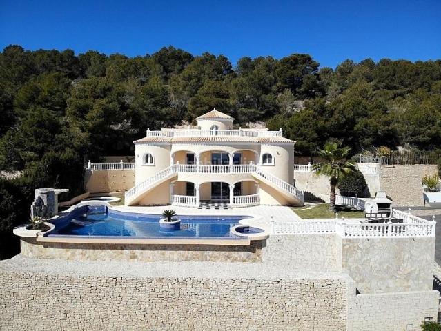 Chalet en venta en Calp, Pueblo. Impecable Villa Mediterránea Española en Calpe. Chalets.