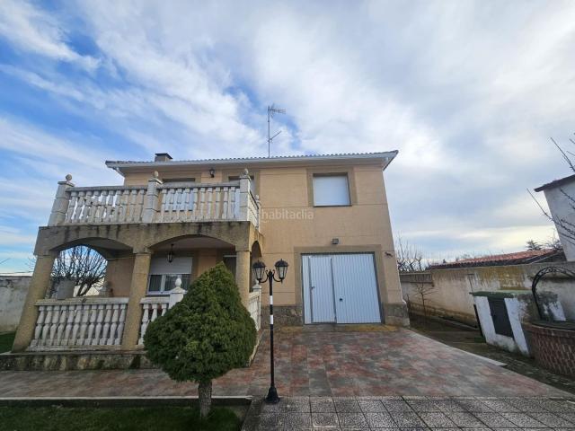 Chalet en venta en Calvarrasa de Abajo. ESPECTACULAR PARCELA CON DOS CHALETS Y NAVE A 5 MIN DE SANTA MARTA. Chalets Calvarrasa de.
