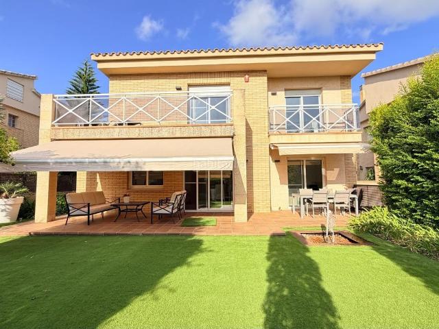 Chalet en venta en Cambrils, Els Tallats Mas Olivé Costa Dorada. Gran casa seminueva individual centro Vilafortuny. Chalets.