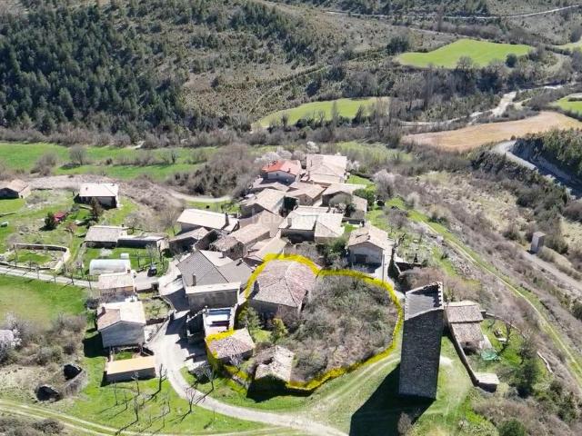 Chalet en venta en Canal de Berdún. Casa altoaragonesa con terreno y edificaciones auxiliares. Chalets Canal de.
