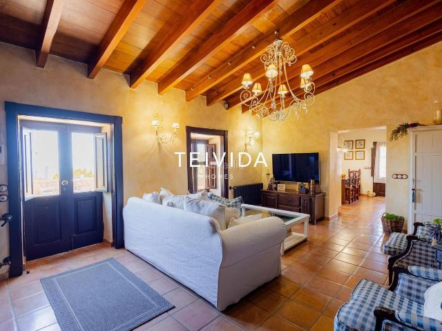 Chalet en venta en Candelaria, Barranco Hondo. Villa independiente de diseño con bodega y jardines en El Rosario!. Chalets.
