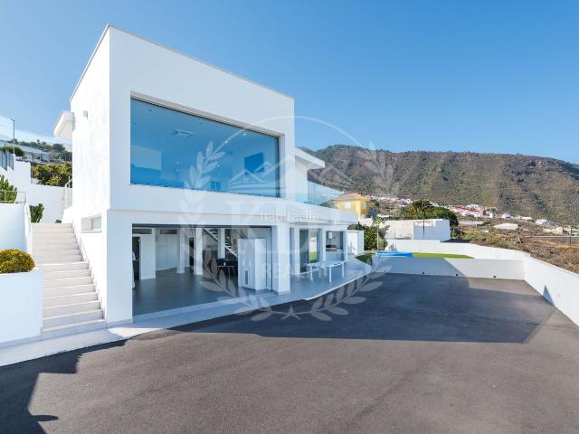 Chalet en venta en Candelaria, Cuevecitas Malpaís. Chalet independiente de 370 m² con vistas panorámicas al mar y placas solares en Cuevecitas, Candelaria. Chalets.