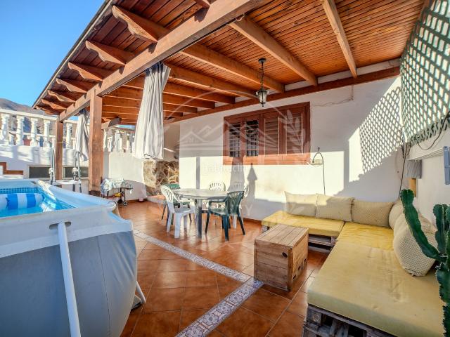 Chalet en venta en Candelaria, Las Caletillas Punta Larga. Adosado con amplios espacios y terrazas en Candelaria KDF Realty. Chalets.