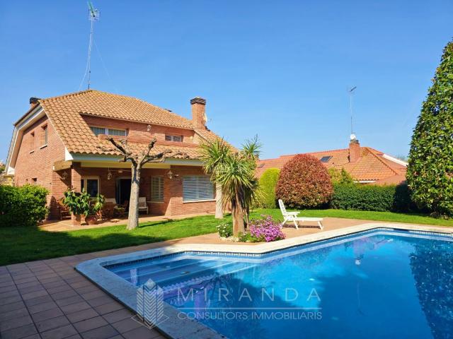 Chalet en venta en Canovelles. Chalets.