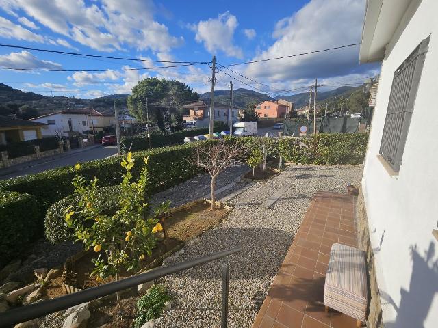 Chalet en venta en Cànoves i Samalús. CHALET A 10 MINUTOS DE CARDEDEU! CON BUENAS VISTAS Y ORIENTADA AL SUR. Chalets Cànoves i.
