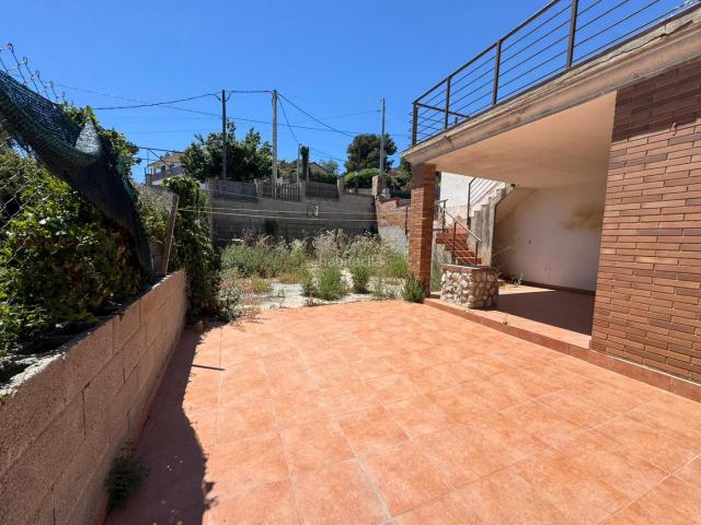 Chalet en venta en Canyelles. Casa independiente con jardín en parcela de 479 m² a 15 minutos de Sitges. Chalets.