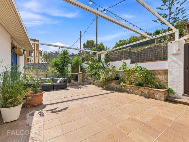 Chalet en venta en Canyelles. Casa reformada con vistas, piscina y máxima eficiencia energética en Canyelles. Chalets.