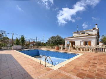 Chalet en venta en Canyelles. Chalet exclusivo con gran parcela, piscina olímpica y espectaculares vistas en Canyelles. Chalets.