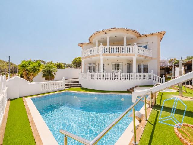 Chalet en venta en Canyelles. Villa de 551 m con 6 dormitorios y piscina en Canyelles. Chalets.