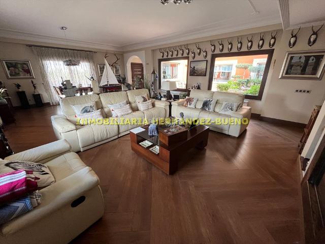 Chalet en venta en Carbajosa de la Sagrada. IMPRESIONANTE CHALET INDIVIDUAL DE LUJO en Albahonda II.Este inigualable chalet cuenta con una parcela de 1017 m, perfecta para di. Chalets Carbajosa de la.