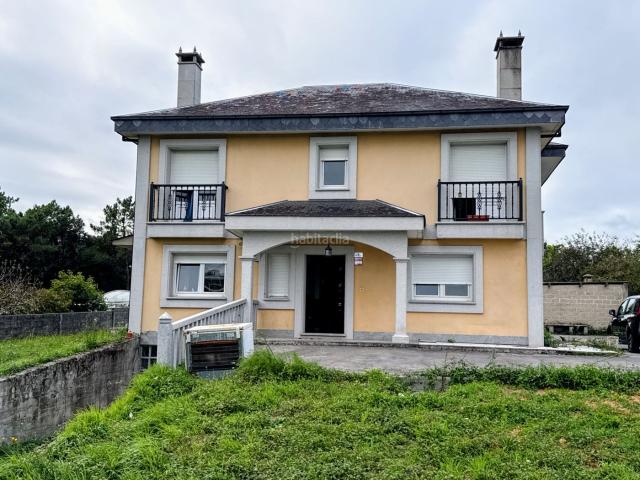 Chalet en venta en Carballo. Inmobiliaria A Ponte vende casa en Carballo con piscina y finca de 3.000 m². Chalets.