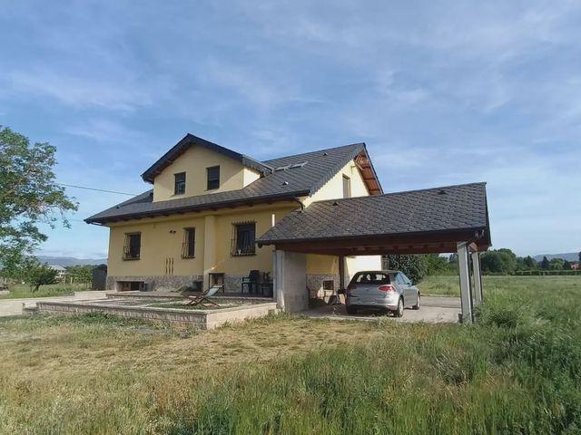 Chalet en venta en Carracedelo, León
