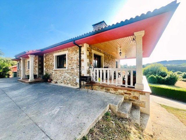 Chalet en venta en Carral. ? Exclusiva Vivienda en Entorno Privilegiado A 5 Minutos de Carral En un enclave único, rodeado de naturaleza y tranquilidad. Chalets.
