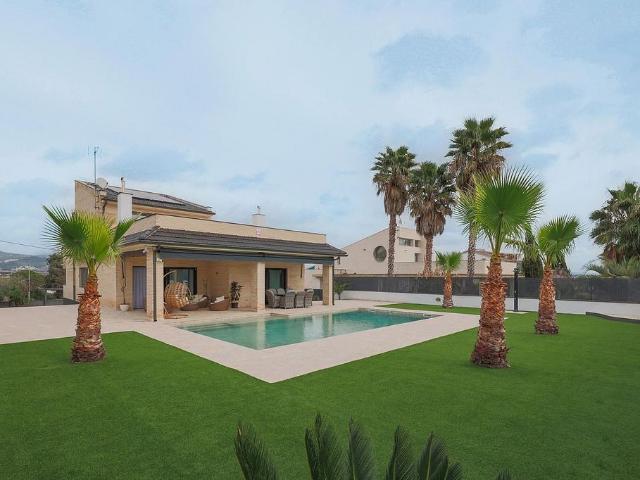 Chalet en venta en carretera De Caldes de Montbui, Lliçà d´Amunt, de 488 m² 4 habitaciones por 790.000