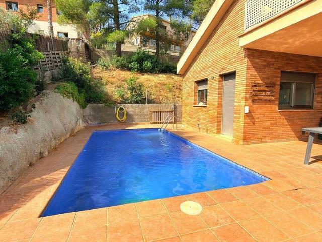 Chalet en venta en carretera El Corral D'en Tort, Cubelles, de 400 m² 5 habitaciones por 595.000