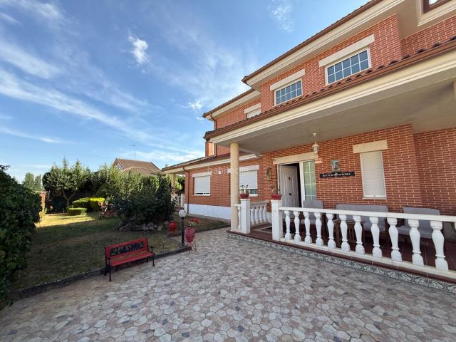 Chalet en venta en Carrión de los Condes. INMOBILIACARRION VENDE PRECIOSO CHALET INDIVIDUAL EN CARRION DE LOS CONDES. Chalets Carrión de los.