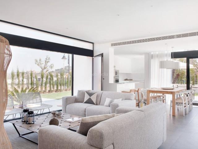 Chalet en venta en Cartagena, La Manga Club. Villa de nueva construcción con 3 dormitorios en venta en La Manga Club. Chalets.